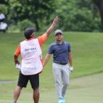 tabuena-and-his-caddie-checking-the-wind-in-15