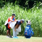 tabuena-give-pressure-of-his-back-by-his-caddie