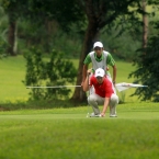 1carlos setting his ball in hole 8