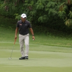 jay bayron ready to putt in 3