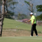 ababa pointing direction before he puttin hole 14